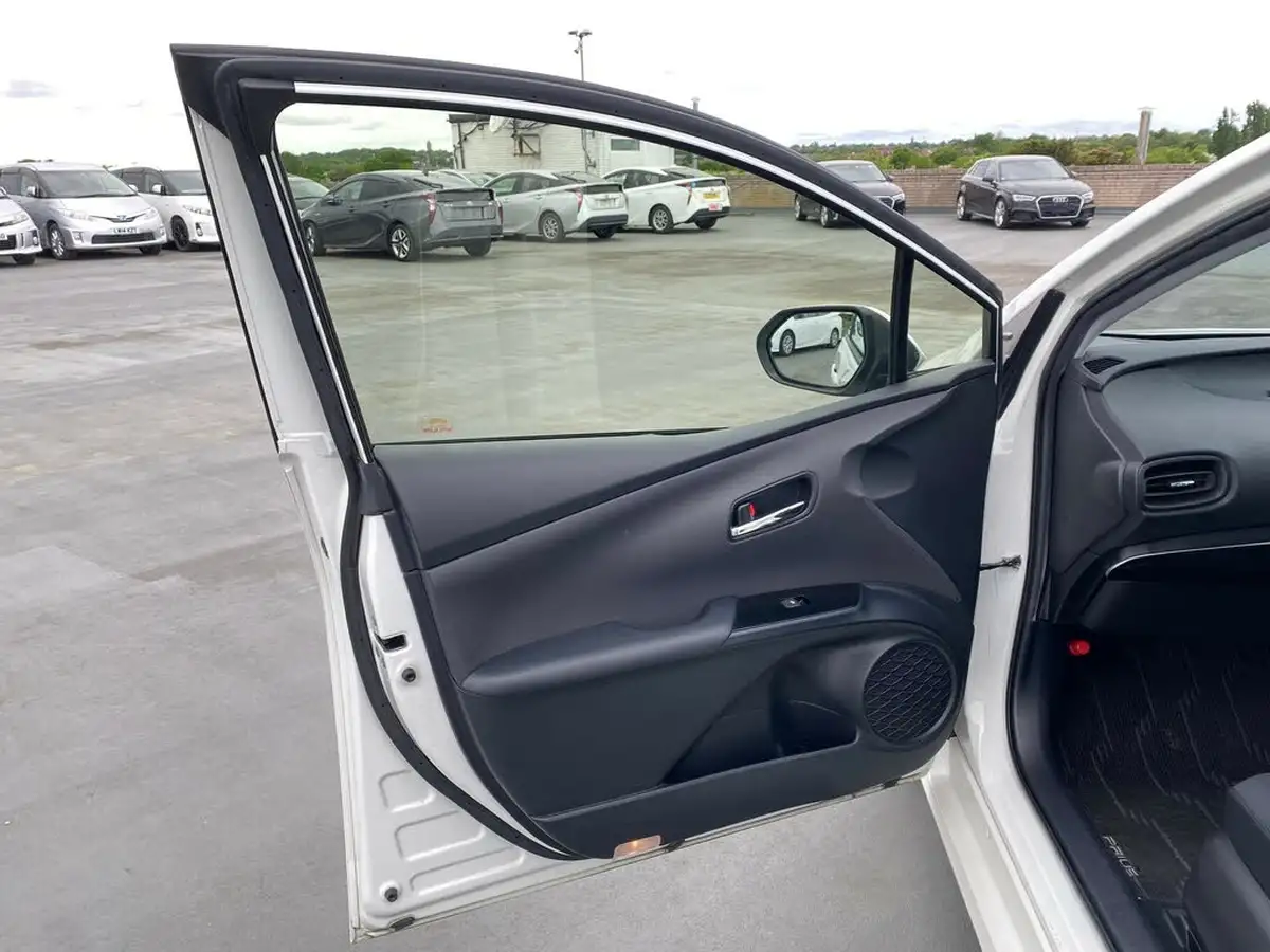 2017-toyota-prius-big-35