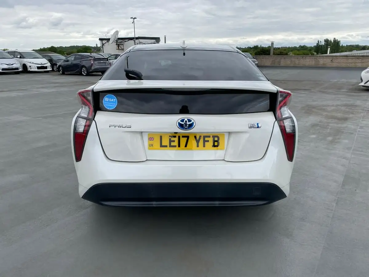 2017-toyota-prius-big-11