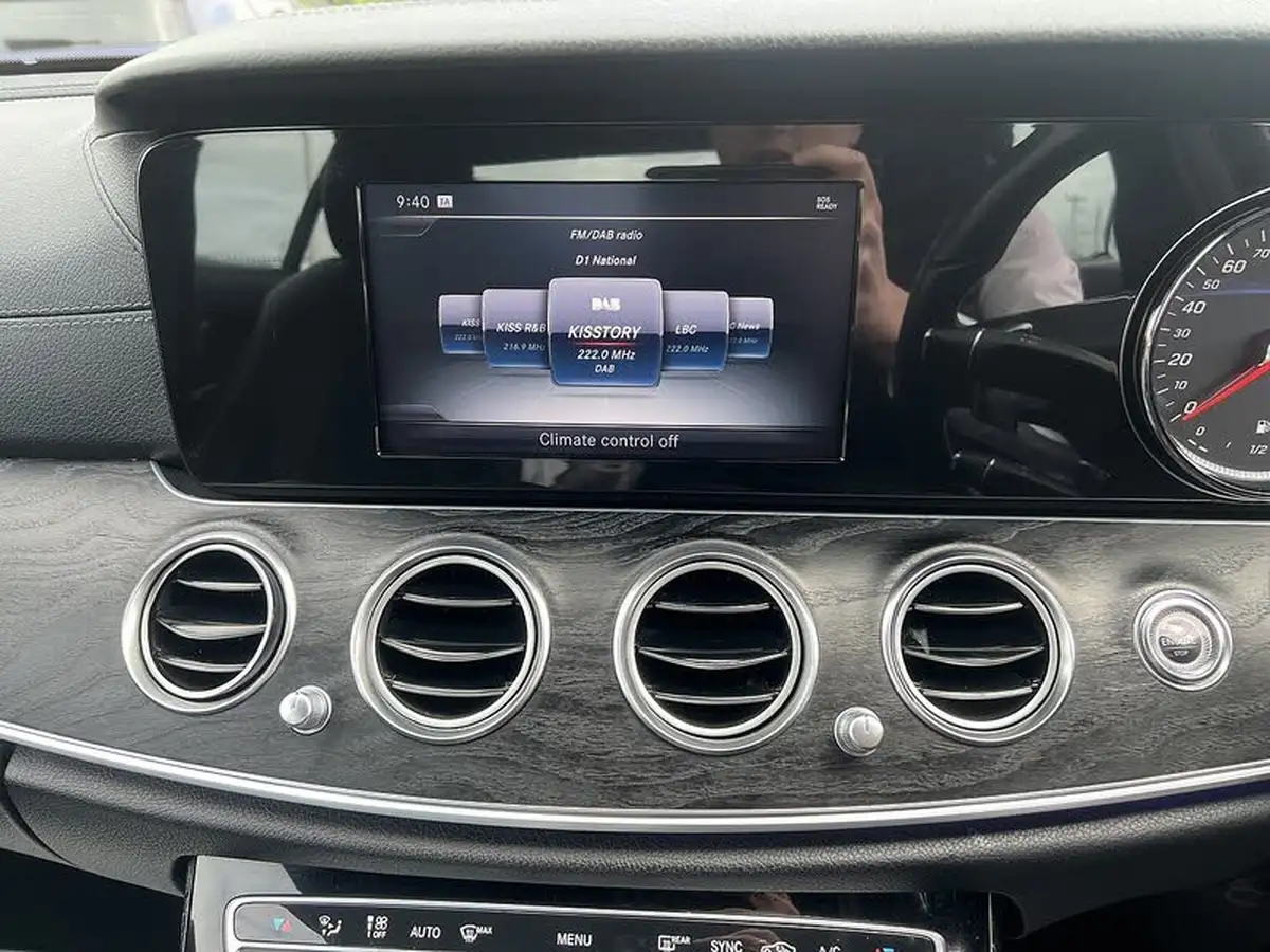 2016-mercedes-benz-e-class-20d-e220d-amg-line-ss-saloon-4d-big-38