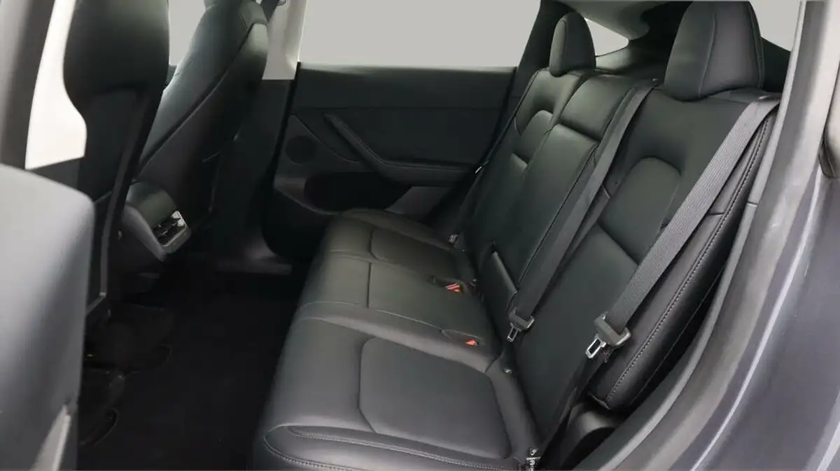 2022-tesla-model-y-e-long-range-big-16