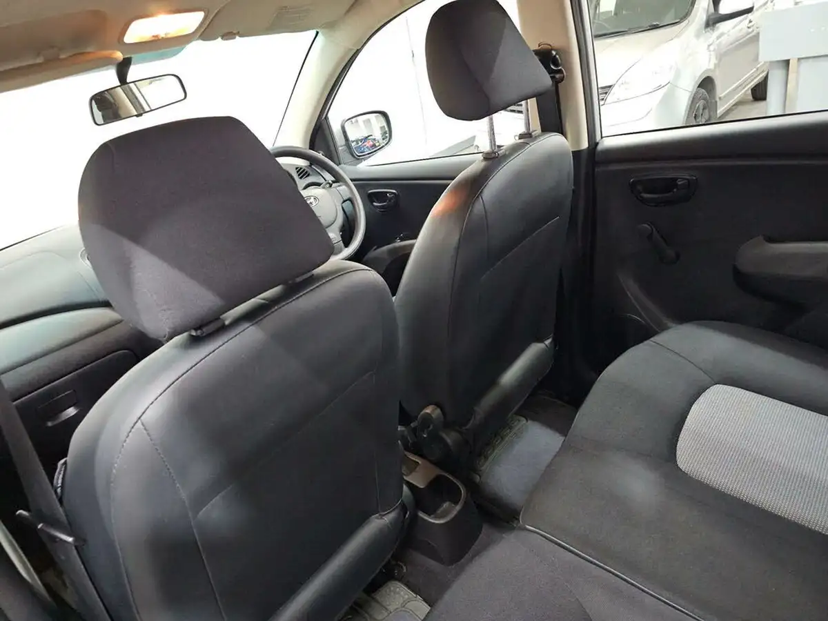 2010-hyundai-i10-12-classic-big-22