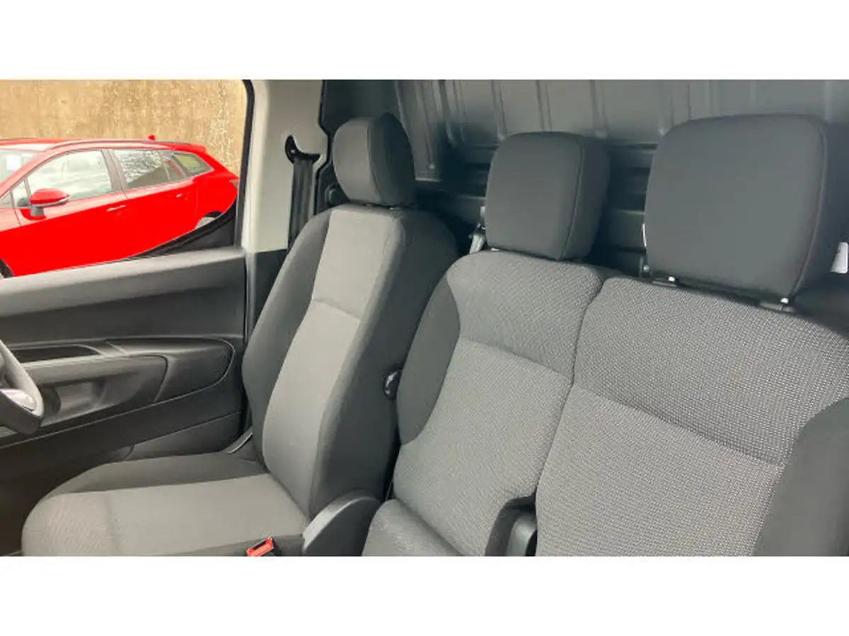2021-toyota-proace-city-e-icon-big-12