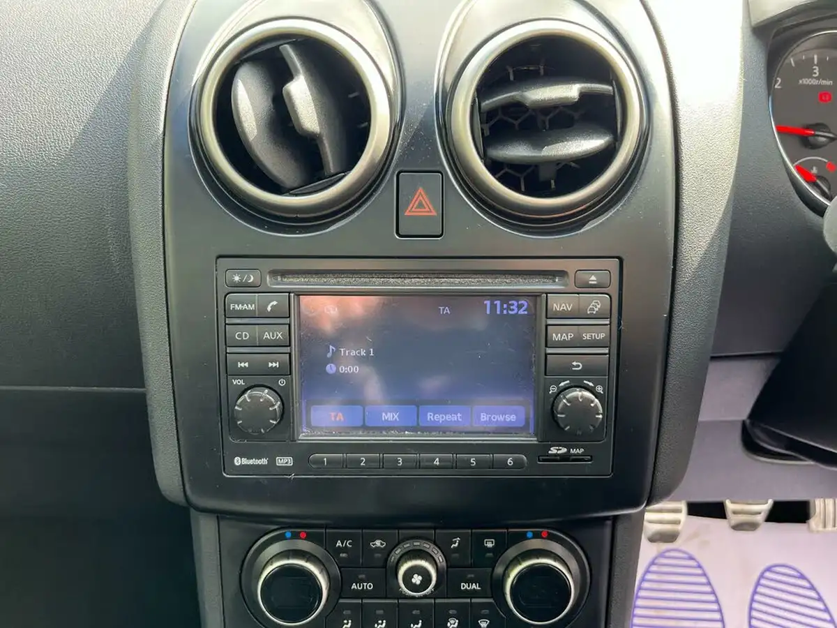 2011-nissan-qashqai2-15td-n-tec-big-37