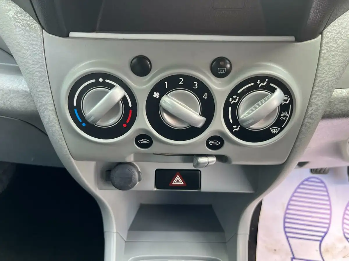2011-suzuki-alto-10-sz2-big-46