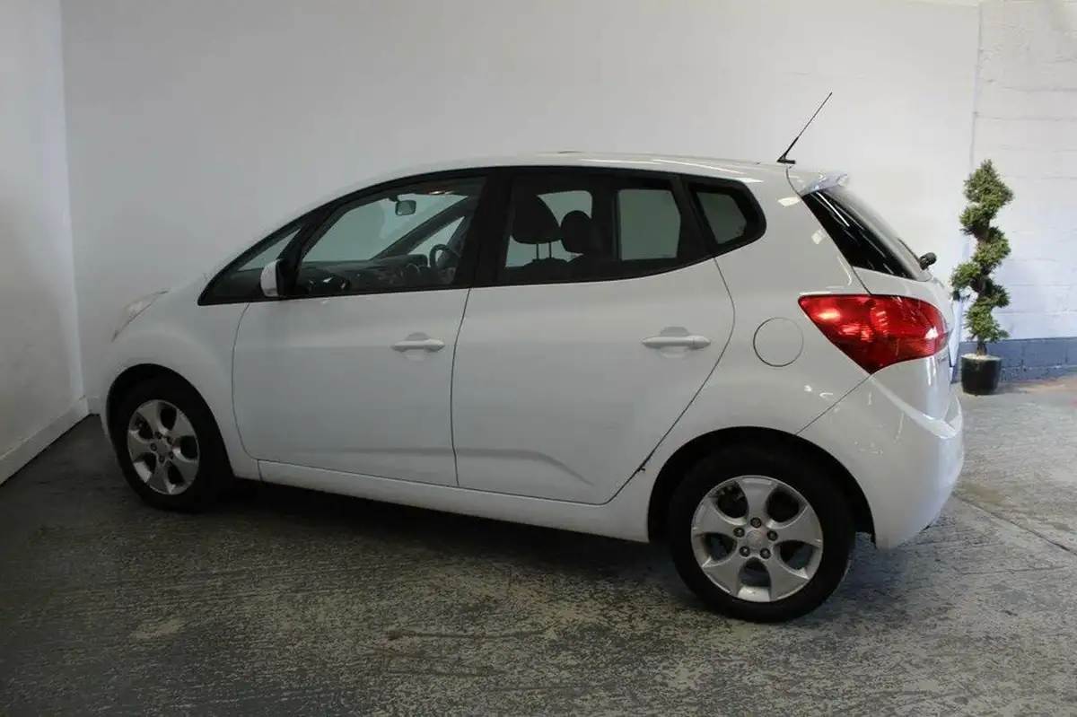 2011-kia-venga-16-3-auto-big-6