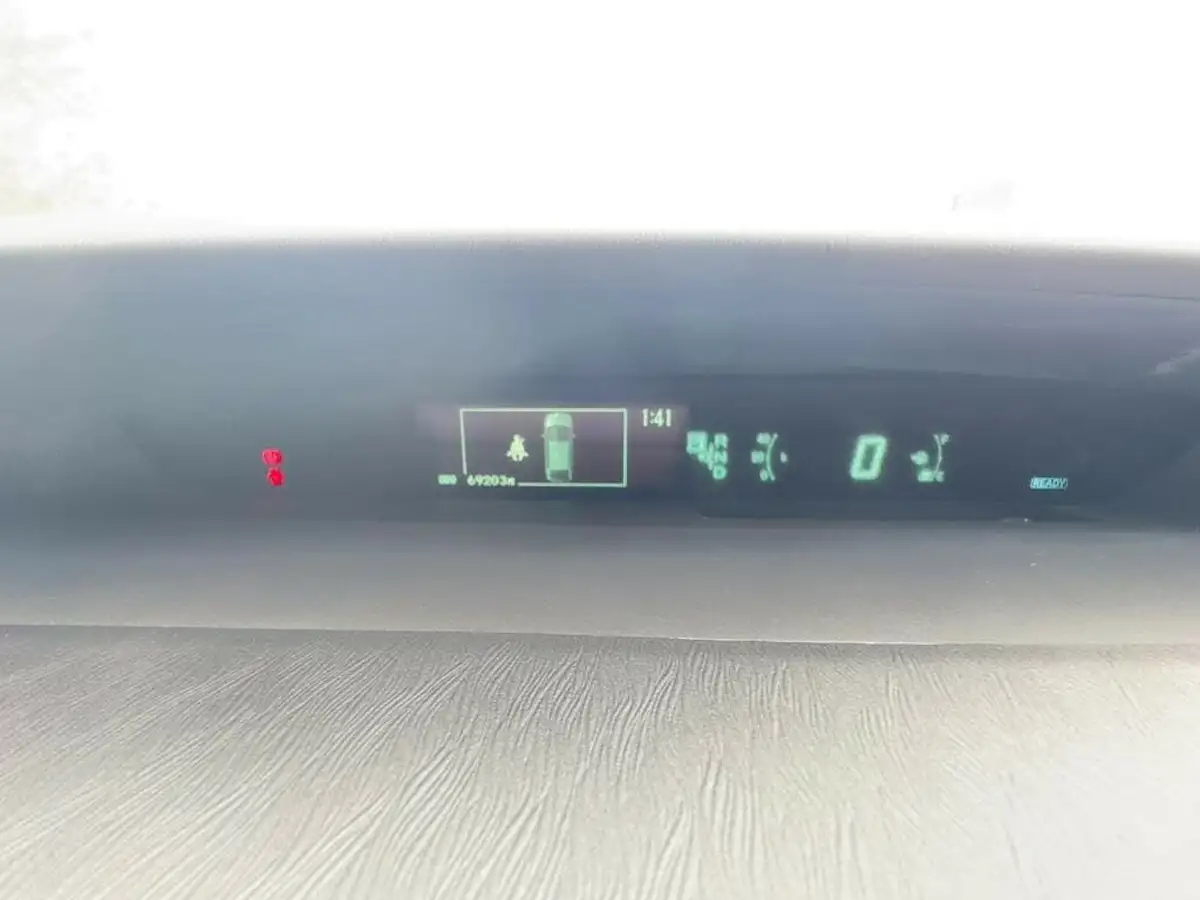 2012-toyota-prius-big-23