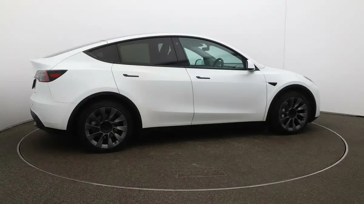 2023-tesla-model-y-e-long-range-big-48