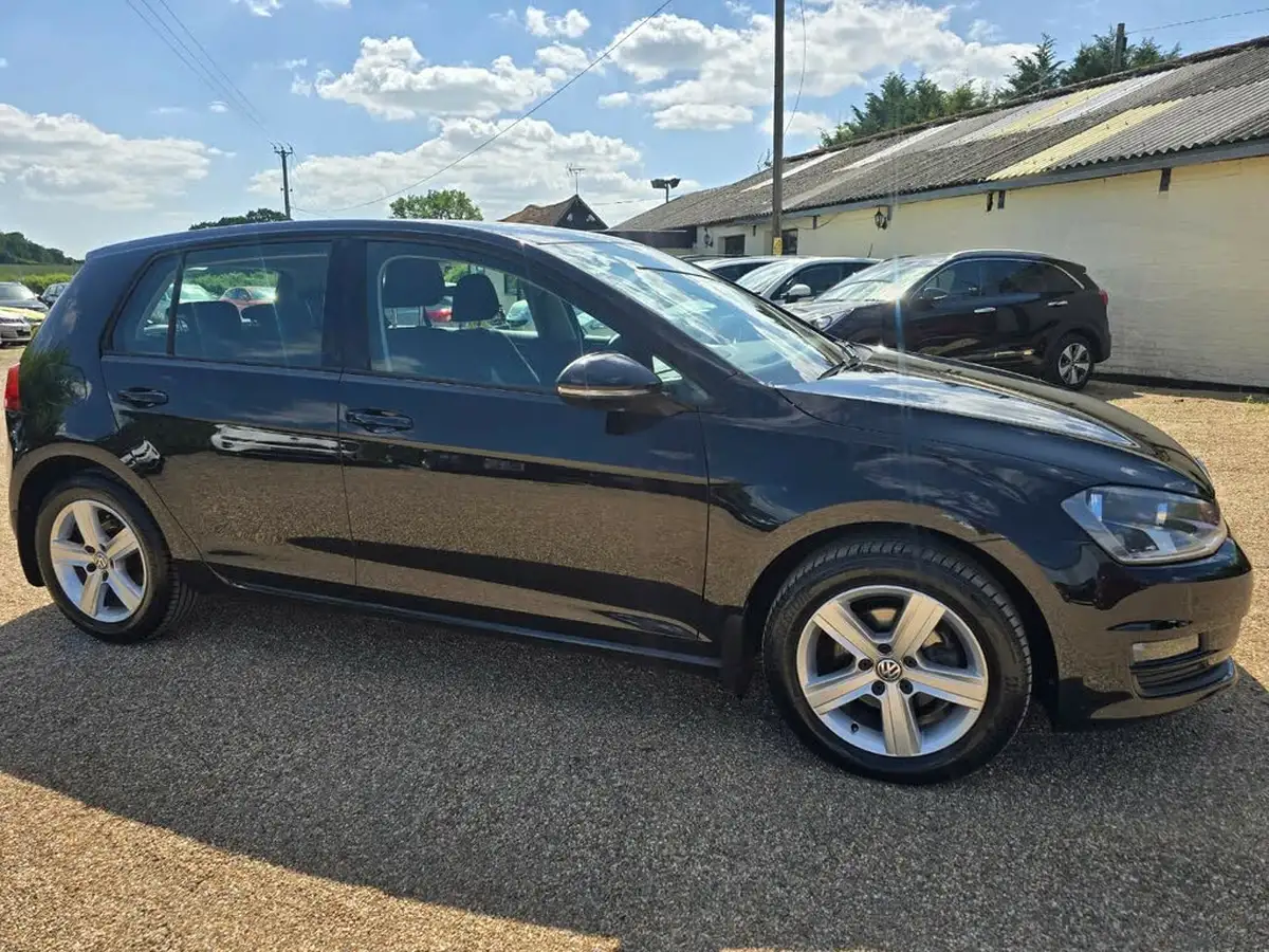 2016-volkswagen-golf-16tdi-match-105ps-bmt-ss-5d-big-0