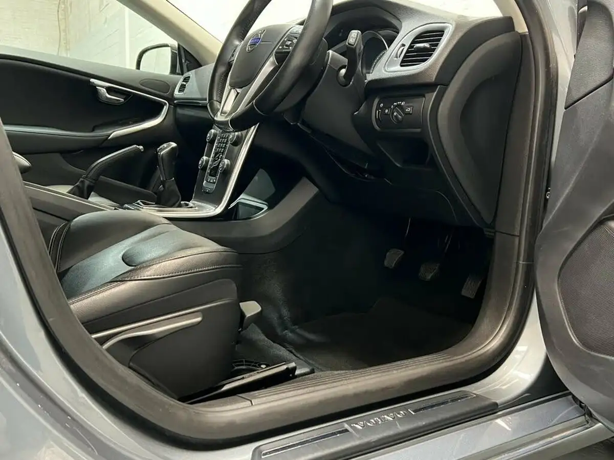 2014-volvo-v40-20td-d3-se-lux-big-27