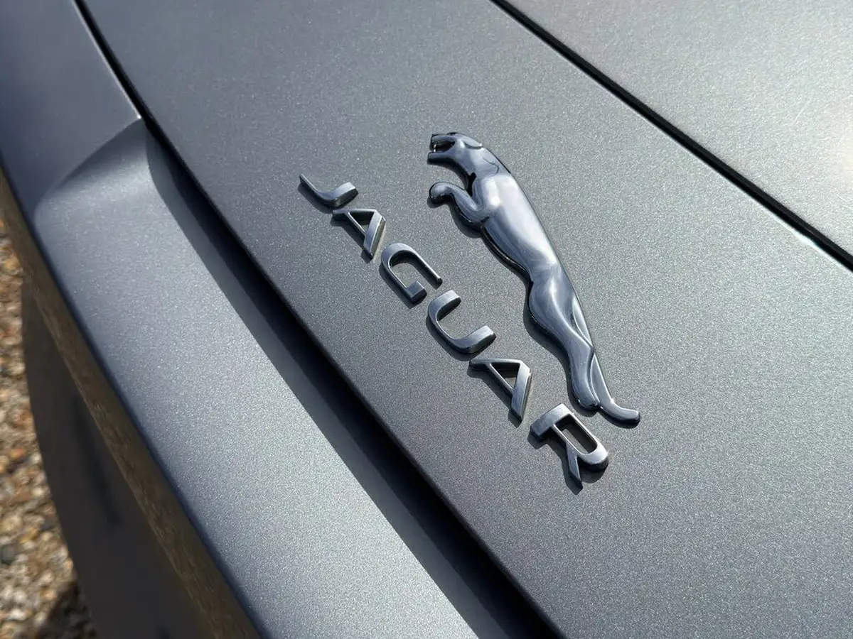 2013-jaguar-f-type-30-big-16
