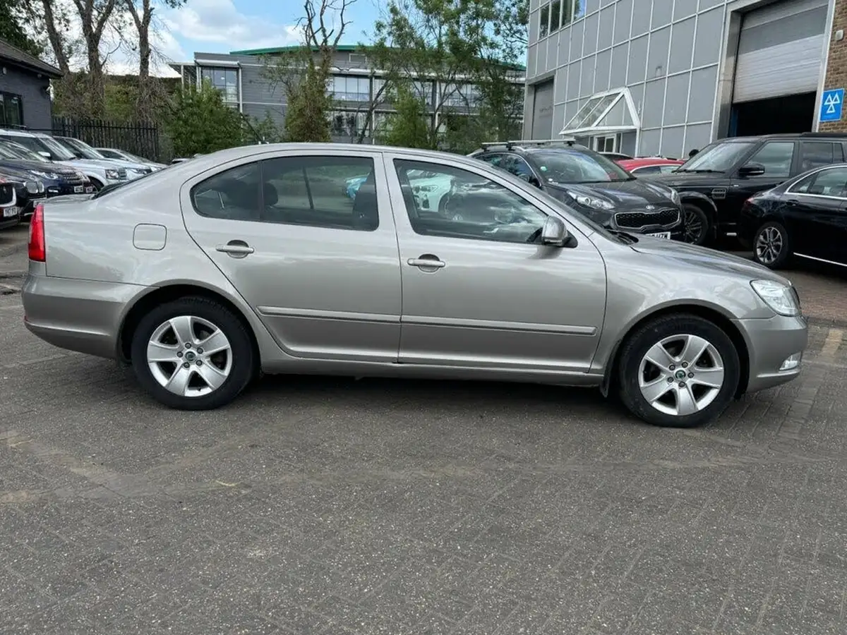 2011-skoda-octavia-14-elegance-124ps-hatchback-dsg-big-11