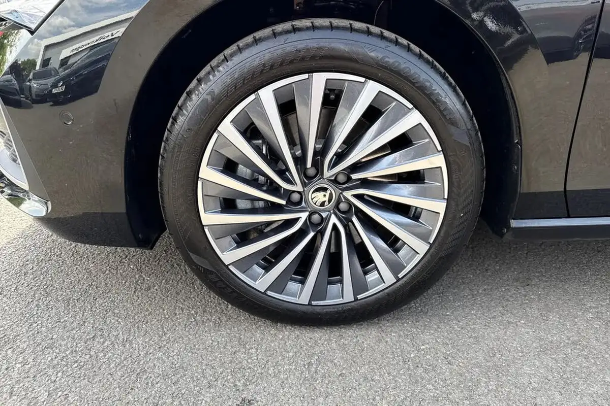 2025-skoda-superb-20tdi-laurin-klement-193ps-4x4-hatchback-big-12