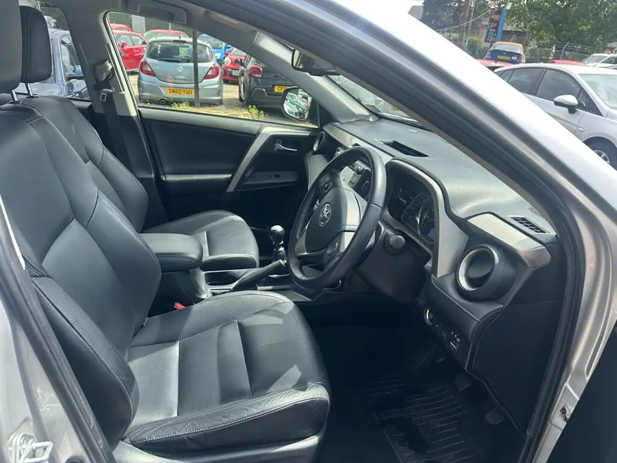 2014-toyota-rav4-20td-invincible-awd-nav-big-6