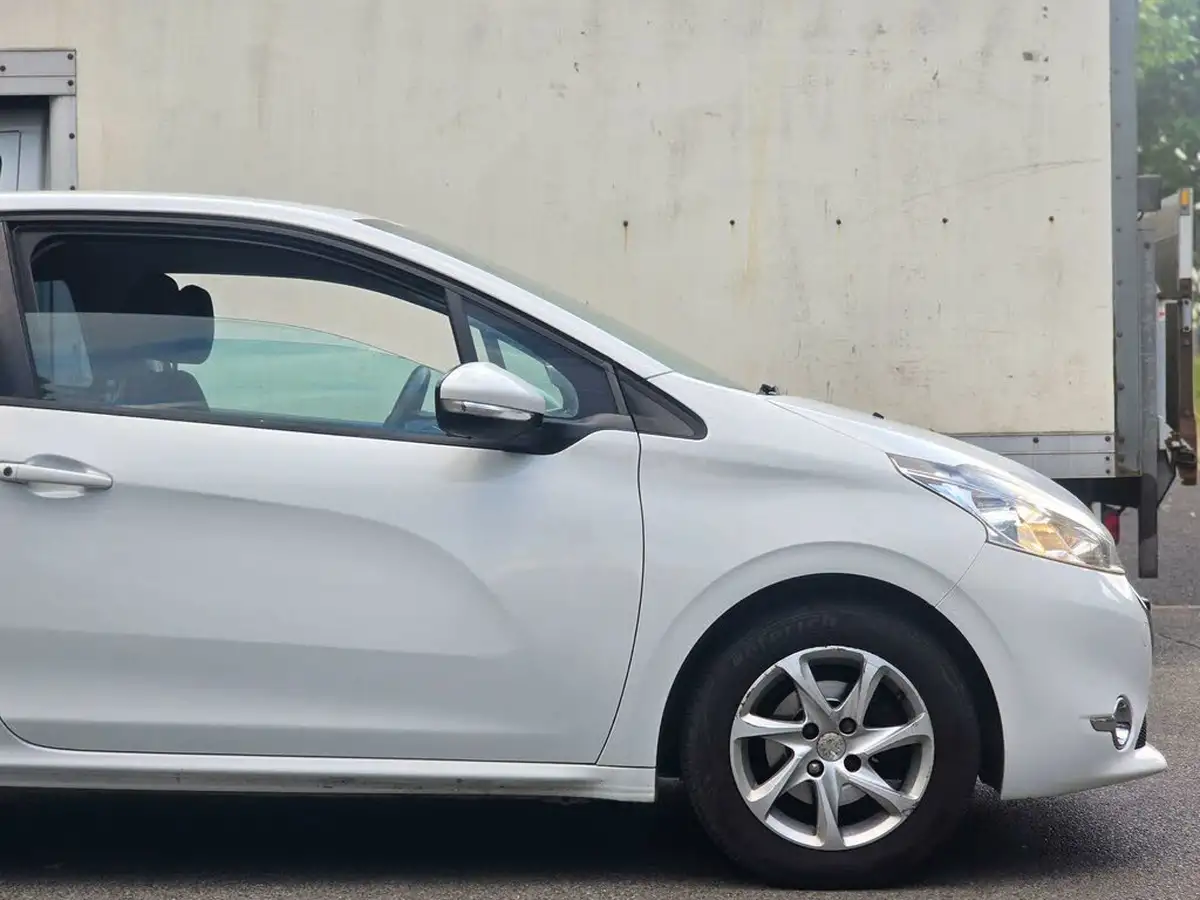 2013-peugeot-208-12-active-3d-big-15