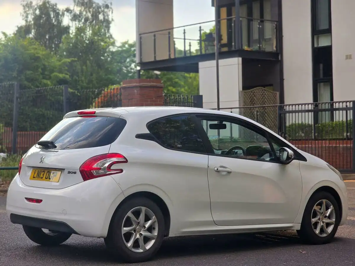 2013-peugeot-208-12-active-3d-big-43