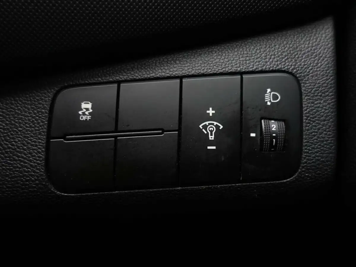 2019-hyundai-i10-10-play-big-35