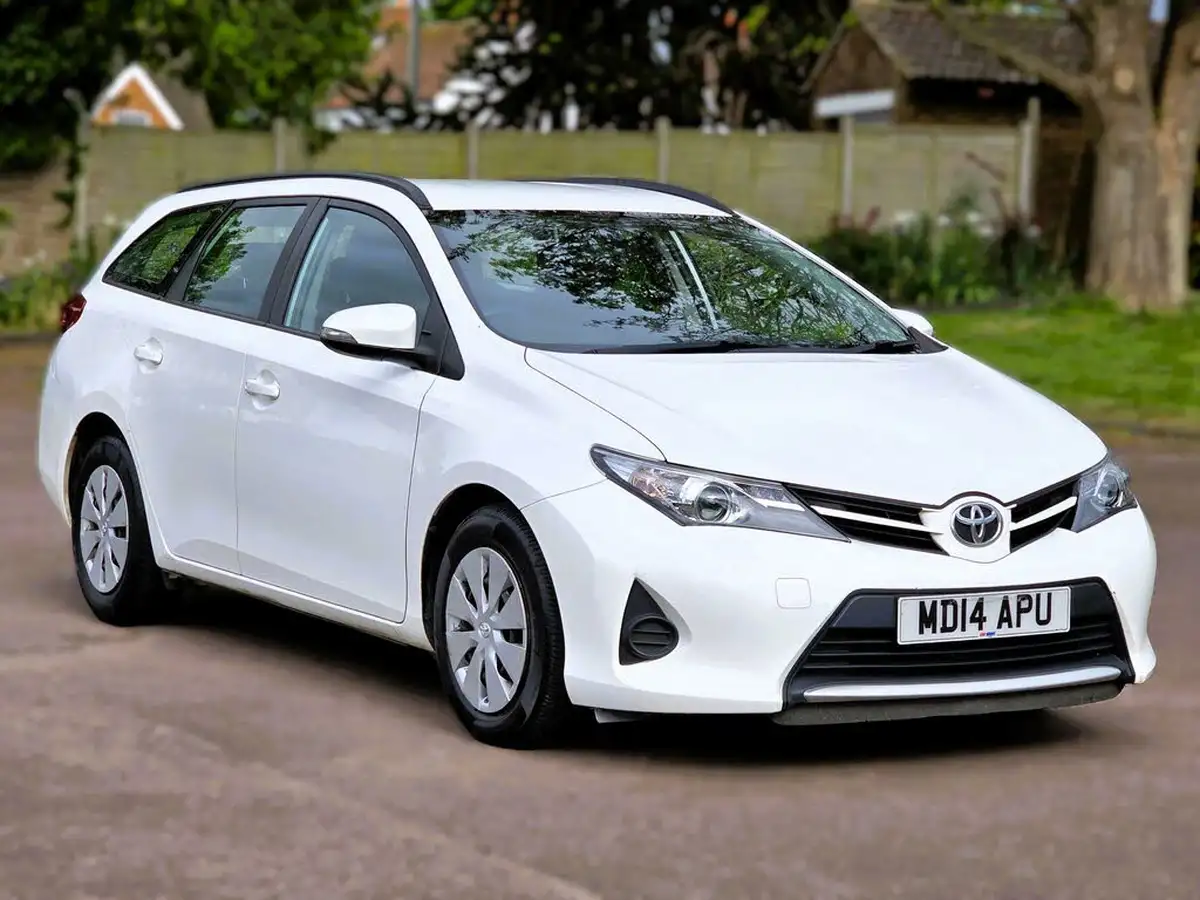 2014-toyota-auris-14td-active-touring-sports-big-0