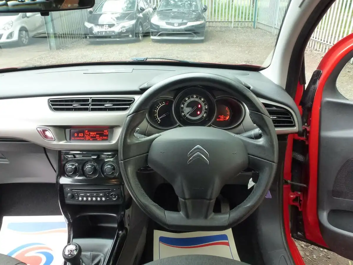 2016-citroen-c3-10-edition-big-13