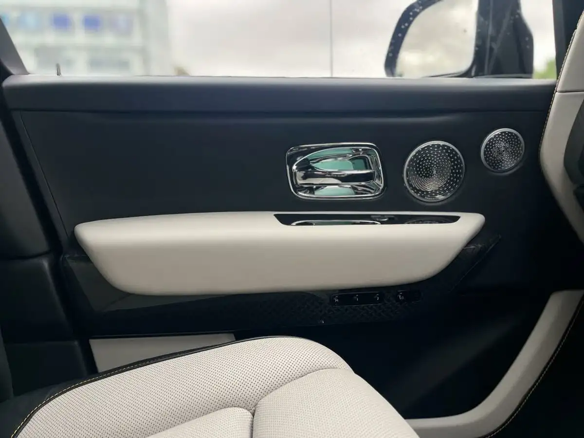 2020-rolls-royce-cullinan-675-black-badge-big-39