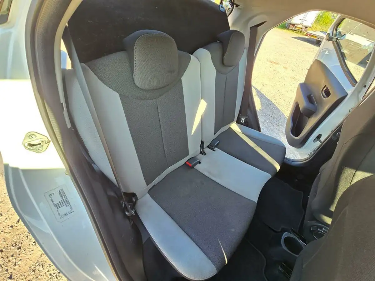 2015-toyota-aygo-10-vvt-i-x-play-5d-x-shift-big-20