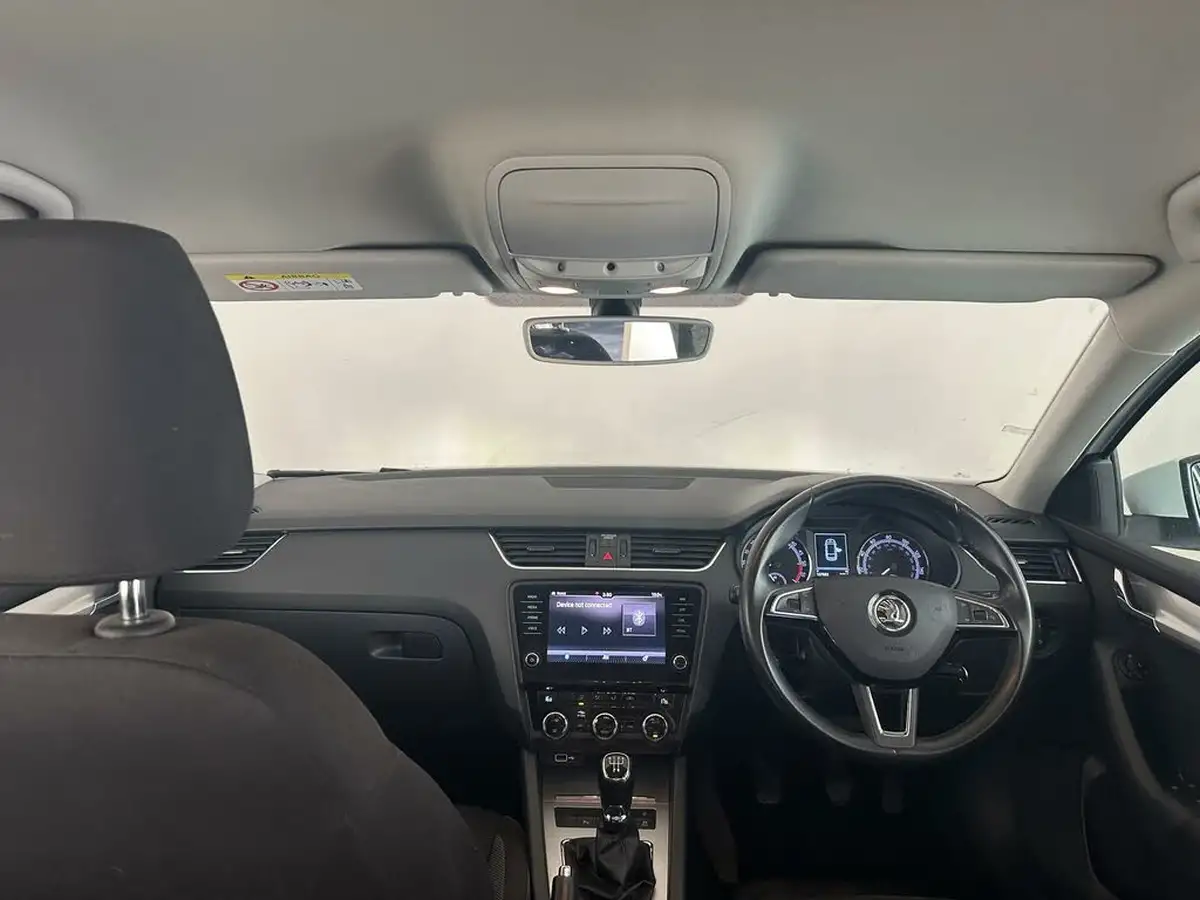 2019-skoda-octavia-16tdi-se-technology-estate-big-11