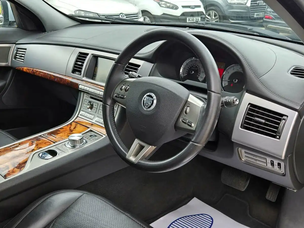 2010-jaguar-xf-30-premium-luxury-big-40