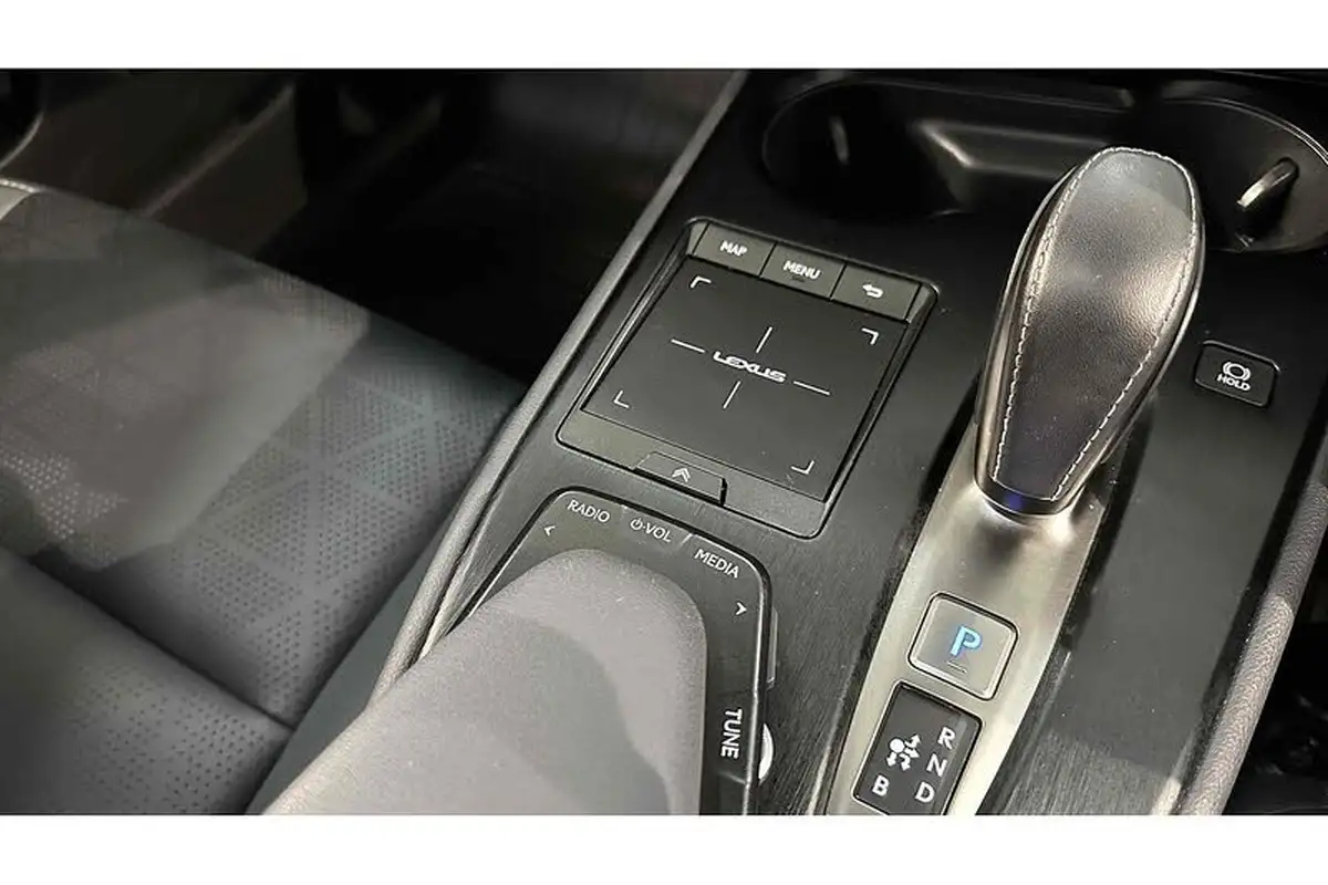 2021-lexus-ux-300e-e-ux-big-56