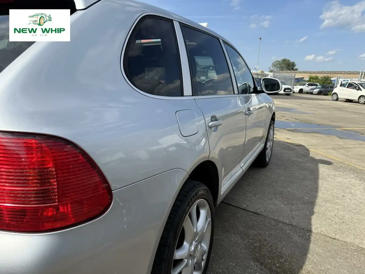 2004-porsche-cayenne-32-big-12
