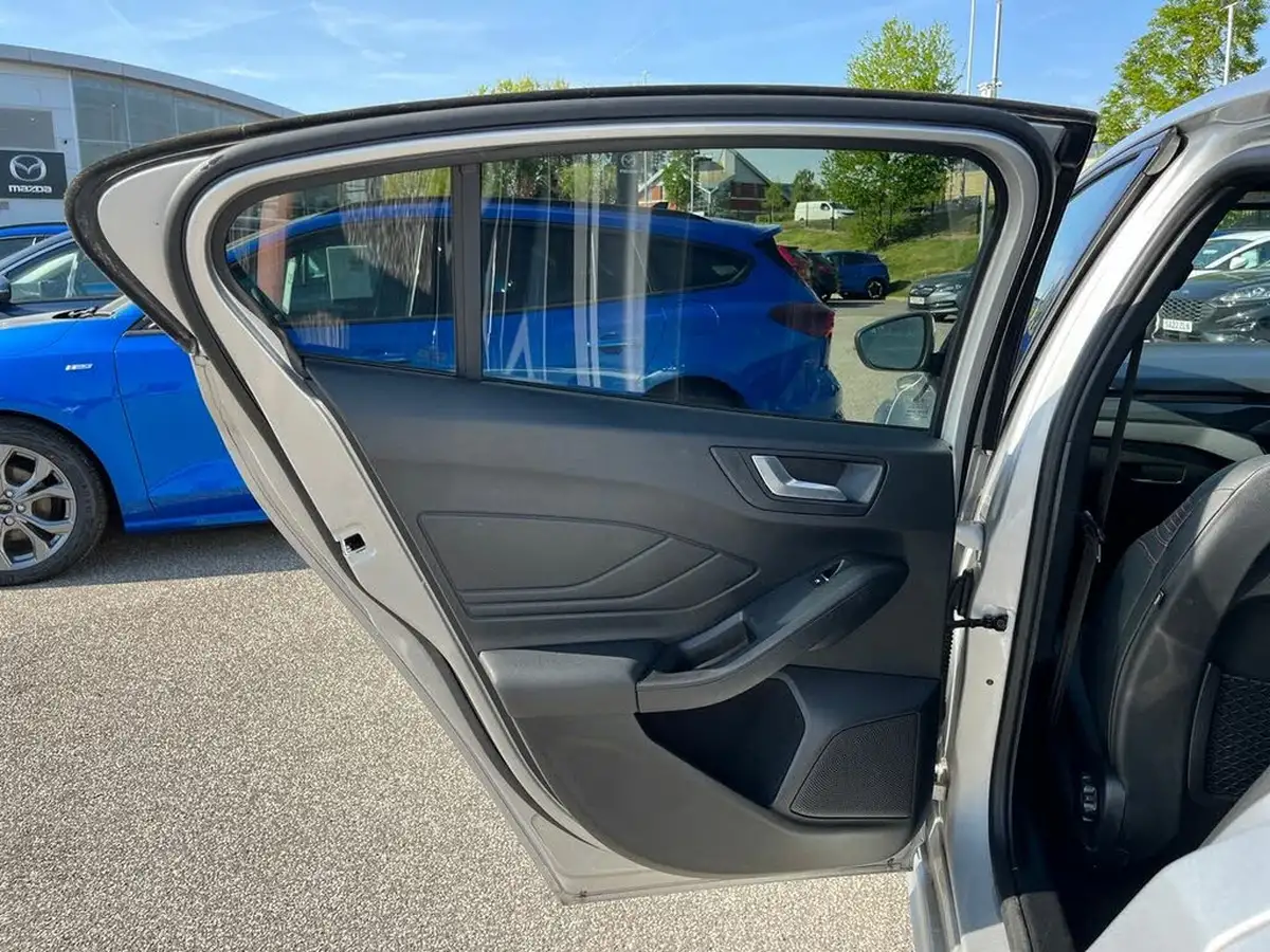2020-ford-focus-15-st-line-x-hatchback-big-30