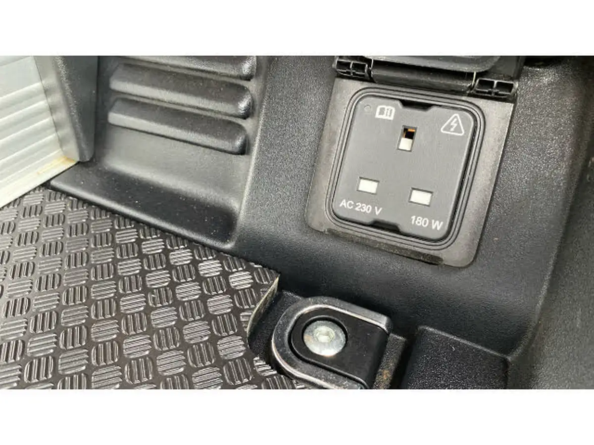 2023-land-rover-90-defender-50-p525-v8-big-41
