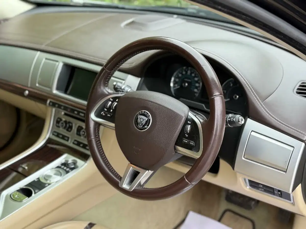 2015-jaguar-xf-22td-portfolio-200ps-saloon-4d-big-18