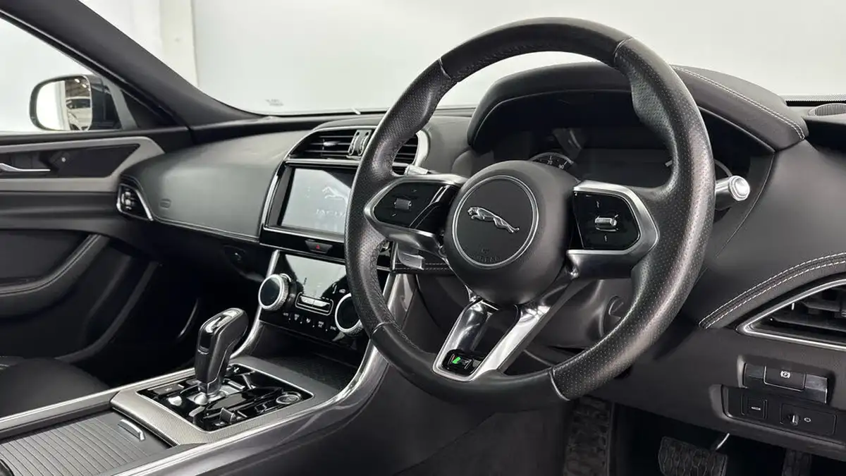 2020-jaguar-xe-20d-r-dynamic-s-big-8