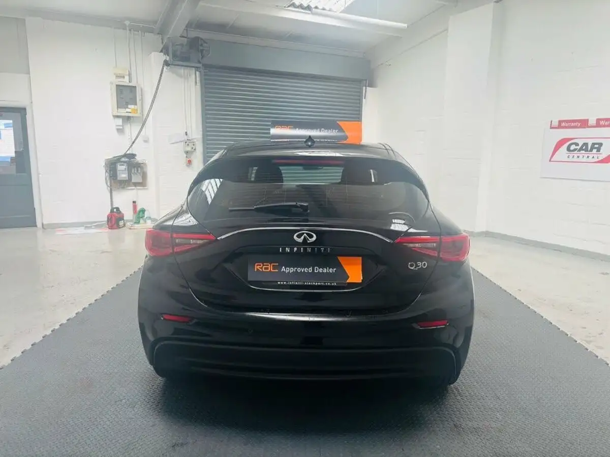 2016-infiniti-q30-15d-se-big-4