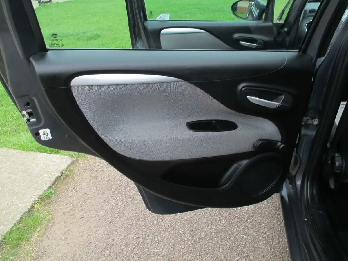 2010-fiat-punto-evo-14-dynamic-8v-ss-5d-big-40