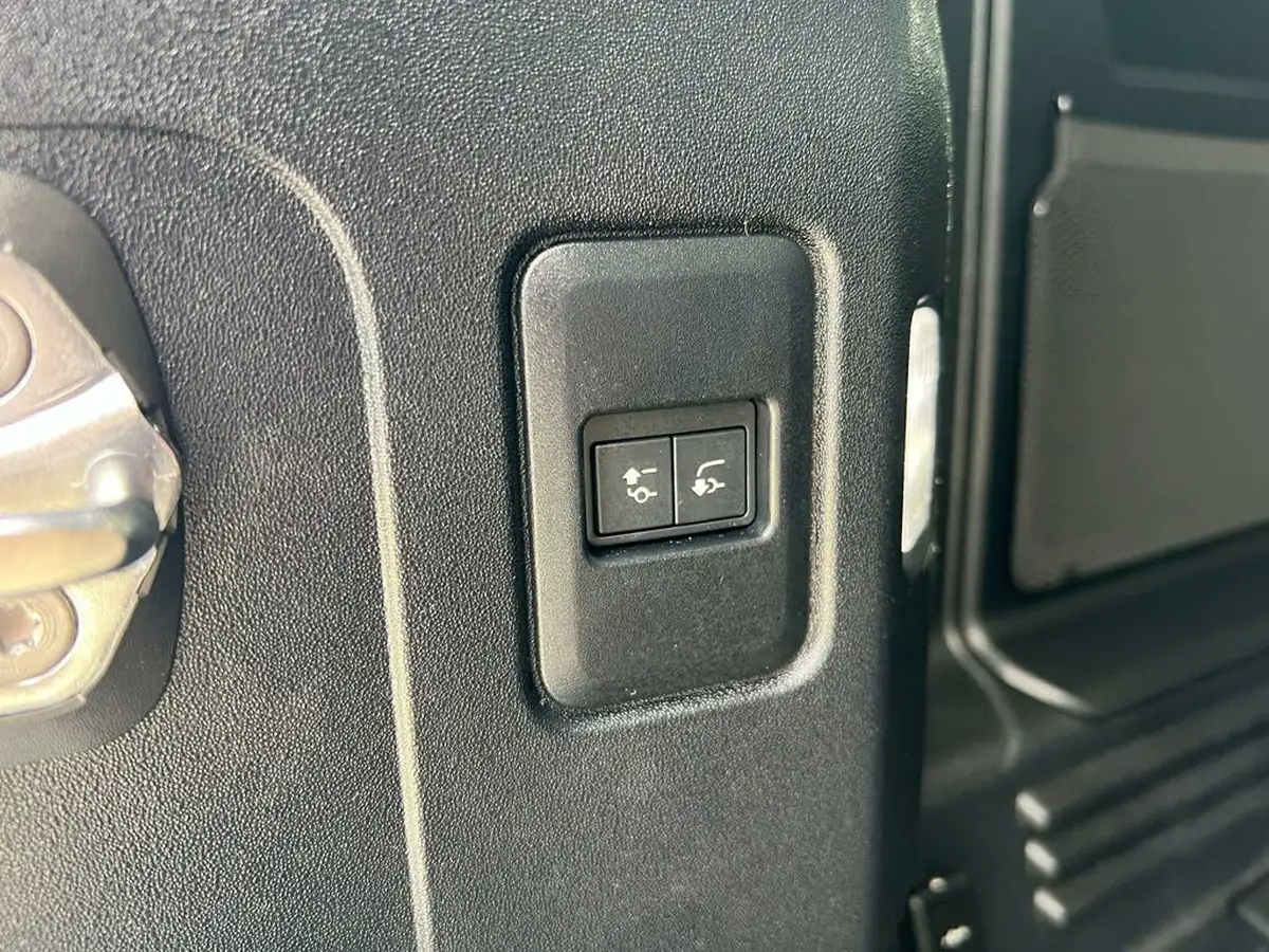 2024-land-rover-110-defender-30-d250-xs-edition-big-79