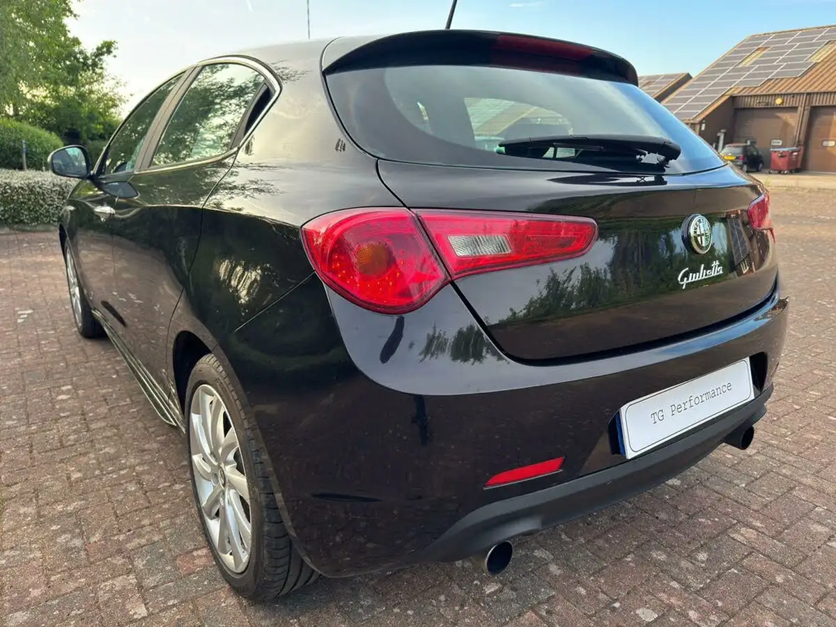 2012-alfa-romeo-giulietta-20td-veloce-140-bhp-big-7