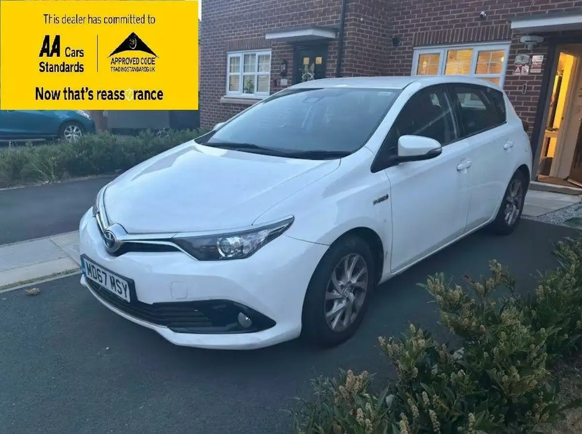 2018-toyota-auris-18-vvt-i-hsd-icon-tech-hatchback-big-1