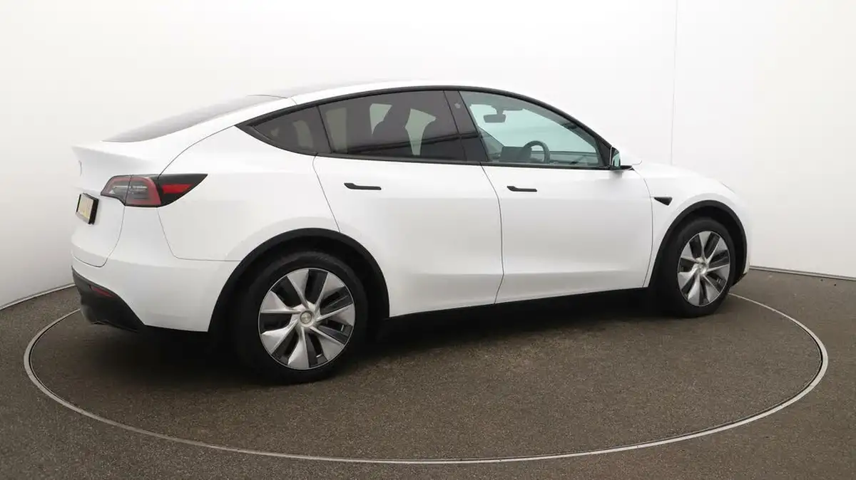 2023-tesla-model-y-e-rwd-big-51