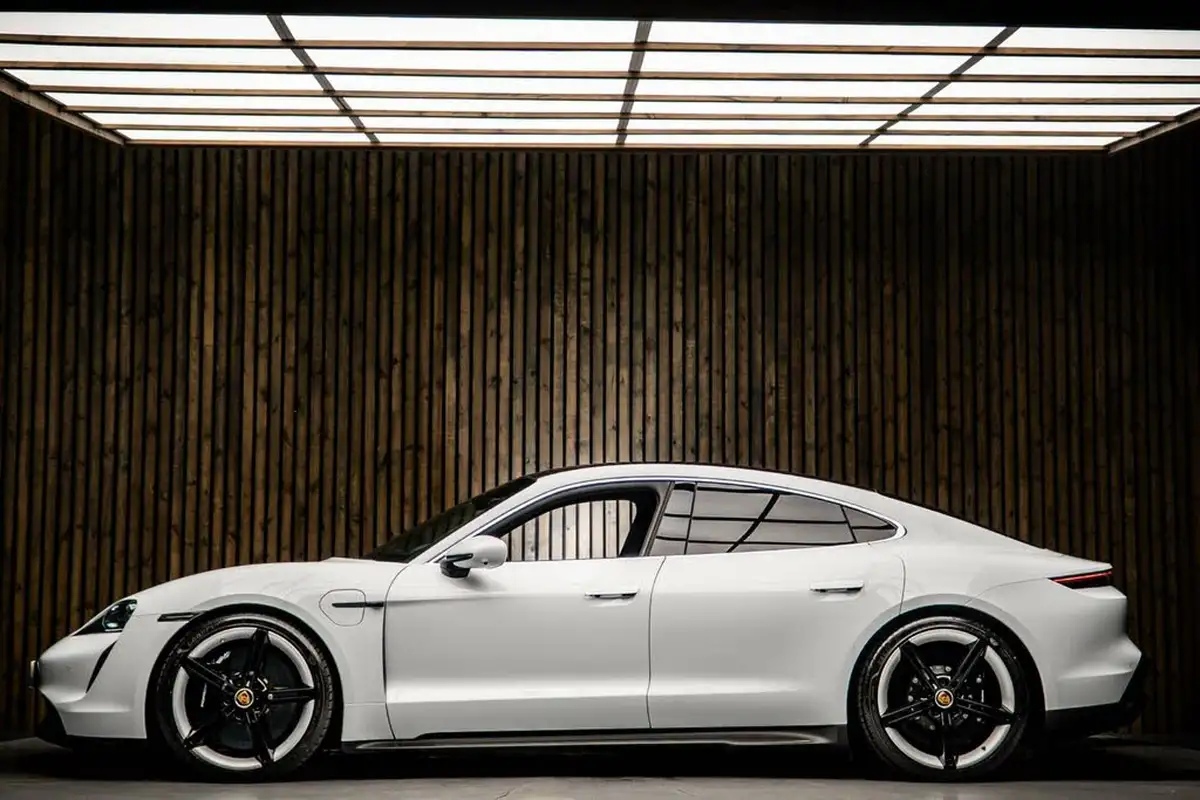 2022-porsche-taycan-e-turbo-s-big-7