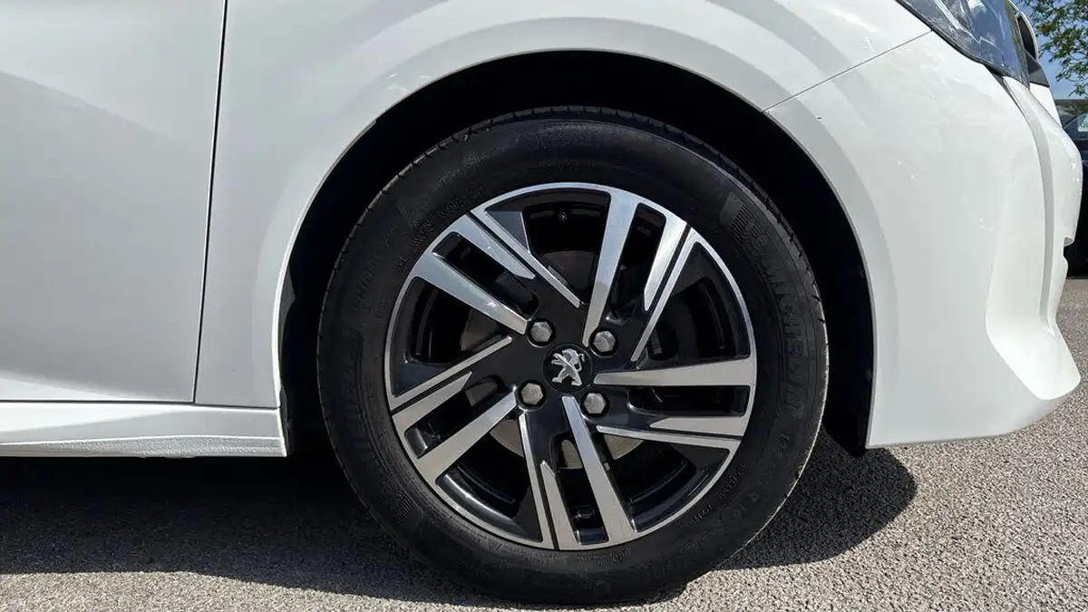 2021-peugeot-208-12-puretech-allure-100bhp-big-16