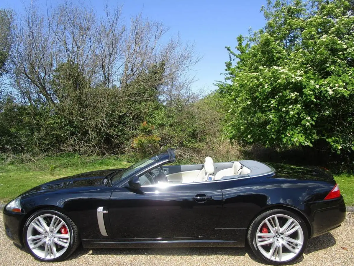 2010-jaguar-xkr-big-17
