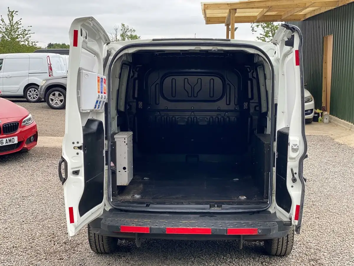 2015-fiat-doblo-cargo-16td-105eu-v-l1-refrigerated-van-big-9