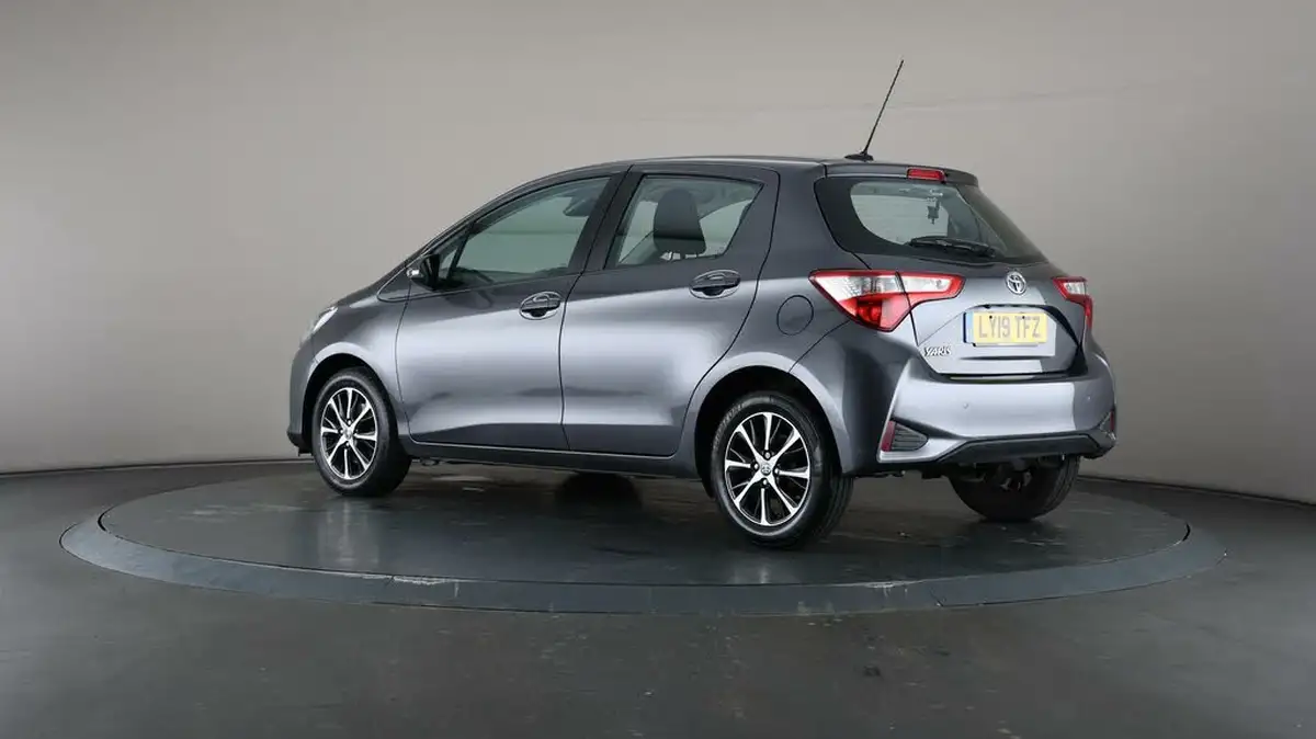 2019-toyota-yaris-15-vvt-i-icon-tech-111bhp-1496cc-big-5