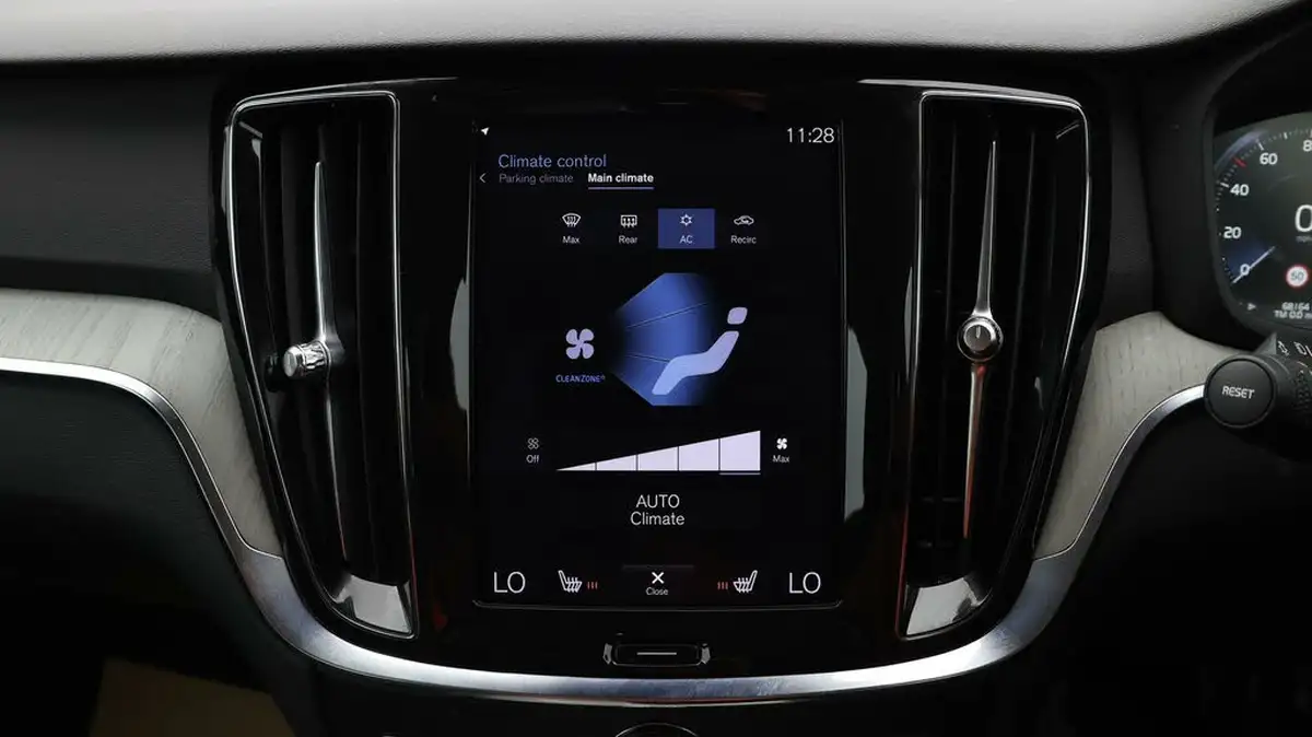 2021-volvo-v60-20td-b4-cross-country-big-11
