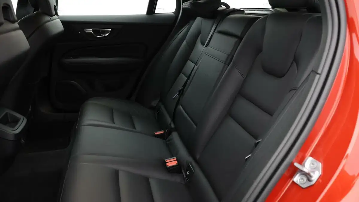 2021-volvo-v60-20td-b4-cross-country-big-15