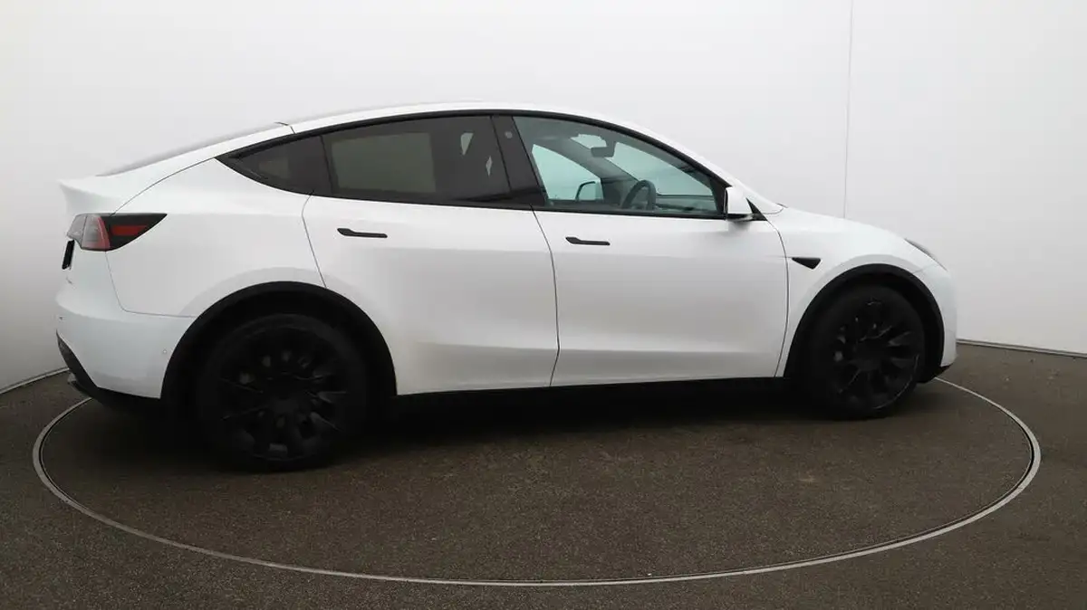 2022-tesla-model-y-e-long-range-big-42