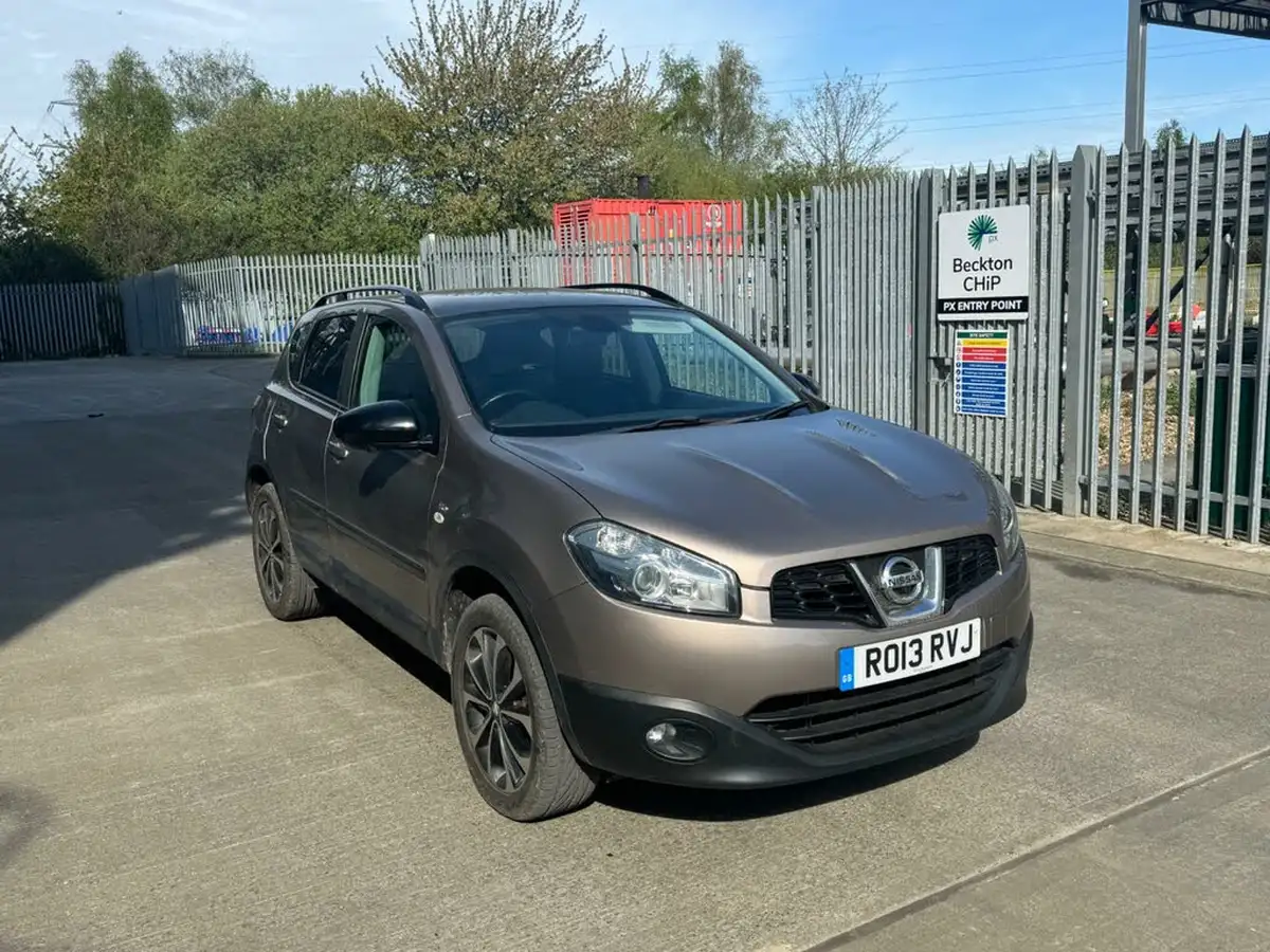 2013-nissan-qashqai-20-360-cvt-big-33