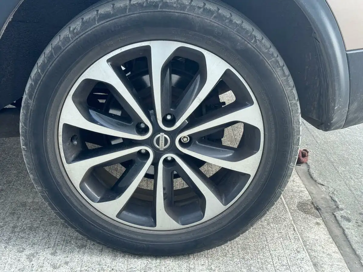 2013-nissan-qashqai-20-360-cvt-big-9