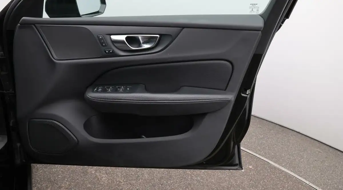 2021-volvo-v60-20-b3-momentum-160bhp-big-15