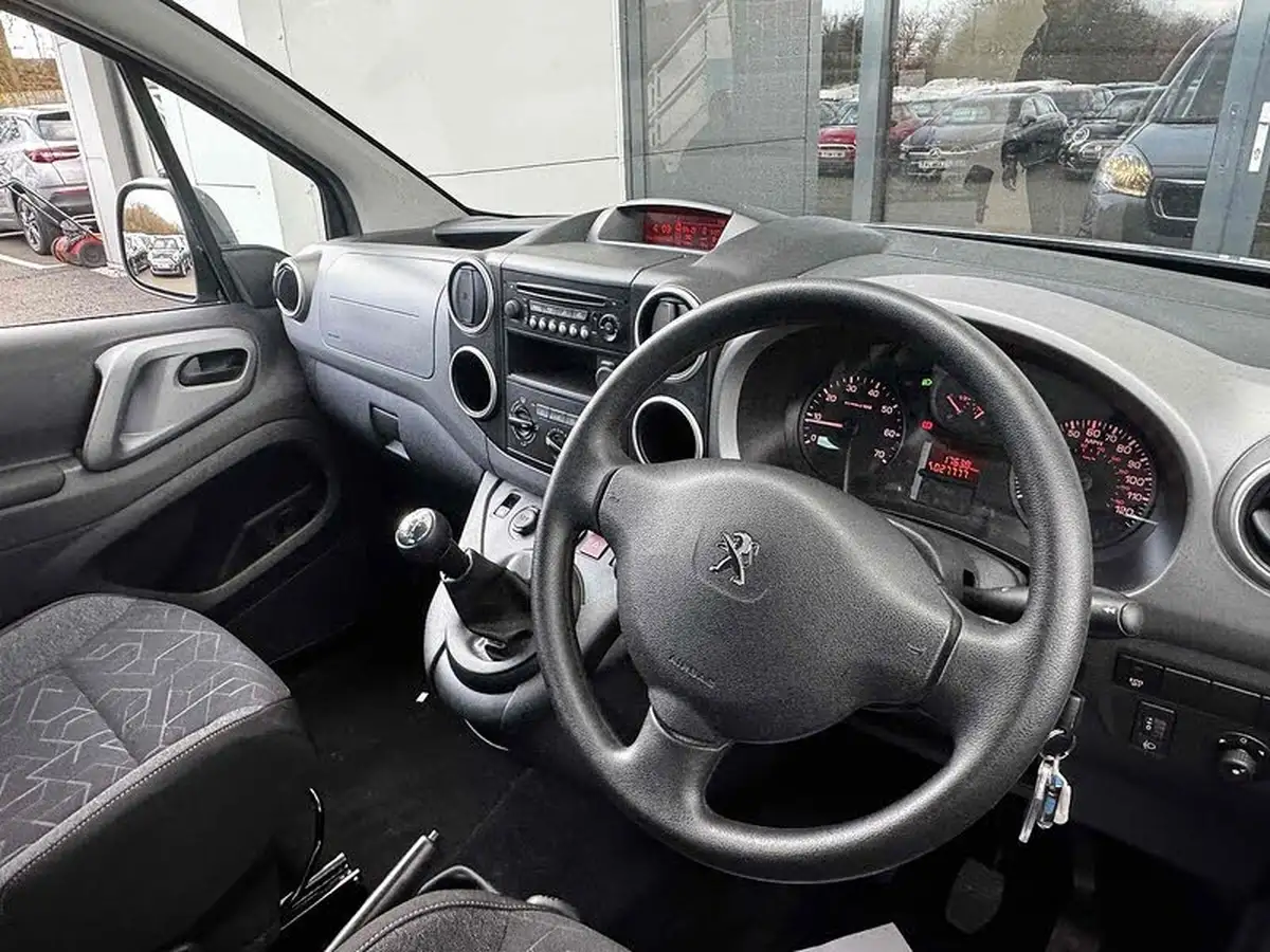 2018-peugeot-partner-big-25